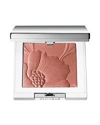 Our multipurpose powder is back, now in a new blended, monochromatic formulation. Creates a sheer, subtle radiance that looks fresh, stays fresh. Sweep over face for an allover, luminous glow, or brush on cheekbones to highlight. Using Clinique's Powder Brush, sweep over face and neck-even chest-for a natural looking, allover glow. Or spot apply to highlight apples of cheeks. Our multipurpose powder is back, now in a new blended, monochromatic formulation. Creates a sheer, subtle radiance that looks fresh, stays fresh. Sweep over face for an allover, luminous glow, or brush on cheekbones to highlight. Using Clinique's Powder Brush, sweep over face and neck-even chest-for a natural looking, allover glow. Or spot apply to highlight apples of cheeks.