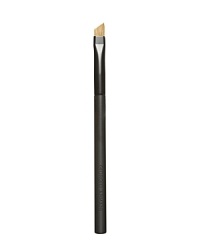 Crafted to apply just the right amount of color to the eyelids, the luxurious large eye contour brush makes blending and highlighting a breeze. Its soft bristles gently dress lids in a smooth wash of color. Crafted to apply just the right amount of color to the eyelids, the luxurious large eye contour brush makes blending and highlighting a breeze. Its soft bristles gently dress lids in a smooth wash of color.