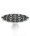 An old-world pattern blooms anew on the Nouveau Chic cake stand. Featuring a timeless black and white palette, polished platinum trim and brilliant sheen in elegant porcelain from Classic Coffee & Tea by Yedi.
