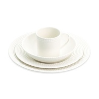 Decorated on the perimeter with a twist design that's reminiscent of nautical ropes, this party plate offers simple elegance and modern appeal for all your presentations.