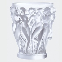 This breathtaking vase celebrates the beauty of the female figure. It's a work of art that invites admiration, and you'll want to display it proudly.