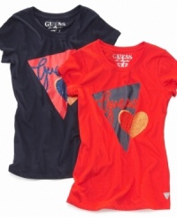 Comfy cotton gets a bit graphic with this attention-grabbing crew neck tee from Guess. Comfy cotton gets a bit graphic with this attention-grabbing crew neck tee from Guess.
