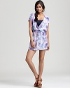 Imbued with a splashy tie-dye print, this CHASER dress updates your weekend wardrobe with eclectic cool.