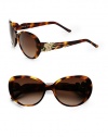 THE LOOKPlastic variegated tortoise framesRounded shapeAustrian stone details on temples and tipsEtched details on armsUVA and UVB protectiveTHE COLORTopaz variegated tortoise frames with gradient brown lensesORIGINImported