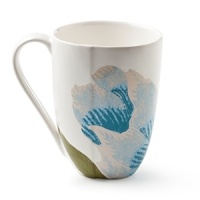 This colorful botanical, a perfect accompaniment to solids, reflects DVF style inspired by nature. Its large-scale flowers with exaggerated petals bring garden whimsy to the table. This colorful botanical, a perfect accompaniment to solids, reflects DVF style inspired by nature. Its large-scale flowers with exaggerated petals bring garden whimsy to the table.