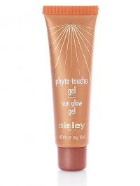 A skin illuminating gel for a radiant glow all year long. Glides on your face to enhance your tan and give golden and copper highlights to your skin. Thanks to its reflective pigments and the silicone contained in its formulation, it melts into the skin to make it more luminous and golden. Fresh and easy to apply, this extremely fine-textured, non-greasy gel blends with skin for a natural-looking, uniform complexion. Suitable for all skin types and skin shades. 1 oz. 