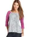 In a stylishly slouchy shape, this Alternative Apparel baseball tee is perfectly relaxed for a cool, casual look!