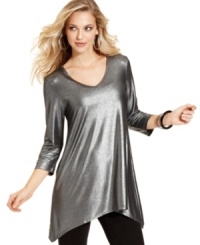 Turn up the shine in Cha Cha Vente's metallic tunic, complete with an asymmetrical hem. It pairs perfectly with leggings or skinny jeans in basic black. Turn up the shine in Cha Cha Vente's metallic tunic, complete with an asymmetrical hem. It pairs perfectly with leggings or skinny jeans in basic black.