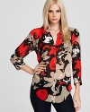 This GUESS top makes a sartorial impact with an eye-catching print and sophisticated silhouette.