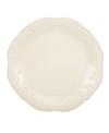 With fanciful beading and a feminine edge, the Lenox French Perle white dinnerware collection offers dinner plates that have an irresistibly old-fashioned sensibility. Hard-wearing stoneware is dishwasher safe and, in a soft white hue with antiqued trim, a graceful addition to every meal.