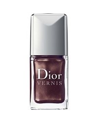 Never before has the color of Dior Vernis displayed such lacquered and vibrant shine! A cocktail of Shine and Sparkle Amplifying active ingredients directs pigments and pearly particles to enhance light reflection tenfold. Once again, the array of enchanting shades created by Tyen reflect the spirit of Dior fashion shows.Application is even easier with the brush. Dior Vernis also features a newchip-resistant formula that protects and embellishes the nails, day after day. Never before has the color of Dior Vernis displayed such lacquered and vibrant shine! A cocktail of Shine and Sparkle Amplifying active ingredients directs pigments and pearly particles to enhance light reflection tenfold. Once again, the array of enchanting shades created by Tyen reflect the spirit of Dior fashion shows.Application is even easier with the brush. Dior Vernis also features a newchip-resistant formula that protects and embellishes the nails, day after day.