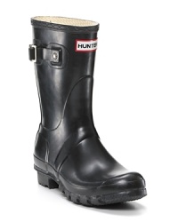 Short rubber rain boots with a legendary Hunter fit and comfort. Short rubber rain boots with a legendary Hunter fit and comfort.