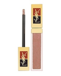 Dress your lips in a veil of shimmering gold with GOLDEN GLOSS. The gloss forms a mirror-effect on the lips which sparkles with mother-of-pearl. A complex of nourishing oils (Nigelle and Cameline Oils) protects the lips while providing total comfort. The magic and shimmer of gold captured on the lips! Dress your lips in a veil of shimmering gold with GOLDEN GLOSS. The gloss forms a mirror-effect on the lips which sparkles with mother-of-pearl. A complex of nourishing oils (Nigelle and Cameline Oils) protects the lips while providing total comfort. The magic and shimmer of gold captured on the lips!