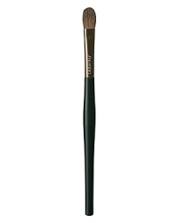 Shiseido The Makeup Small Eyeshadow Brush. This natural small size hair brush is firm yet soft on skin and is ideal for contouring. Shiseido The Makeup Small Eyeshadow Brush. This natural small size hair brush is firm yet soft on skin and is ideal for contouring.