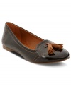Classy with a delicate twist. The Watson smoking flats are shiny with cute tassels along the vamp.