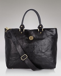 Get go-anywhere style with this sleek leather tote with logo plaque from Tory Burch.