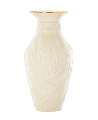 Canterbury bells spring from ivory porcelain, giving this Lenox Floral Meadow vase a delightfully understated grace. A band of sumptuous gold adds to its classic allure. Canterbury bells spring from ivory porcelain, giving this Lenox Floral Meadow vase a delightfully understated grace. A band of sumptuous gold adds to its classic allure.