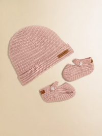 A cozy little set for your precious baby in luxe cashmere.Includes booties with pearlized button closure and hatCashmereDry cleanImported A cozy little set for your precious baby in luxe cashmere.Includes booties with pearlized button closure and hatCashmereDry cleanImported
