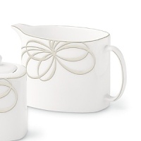 The new Belle Boulevard collection from Kate Spade reflects the classic elegance that is identifiably Kate Spade. The platinum banded, white-body, fine bone china pattern features a series of looping platinum bows that create a layered effect when the place settings are stacked.