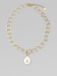 A large, lovely baroque pearl is suspended from a chain of hammered open links. 22mm white baroque organic man-made pearl 18k goldplated sterling silver Length, about 16 with 2 extender Lobster clasp Made in Spain