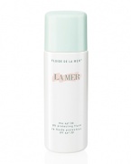 LA Mer The SPF 30 UV Protecting Fluid utilizes smart seaweeds to keep skin comfortable, hydrated and soothed. This high-powered treatment utilizes a unique sunscreen blend to provide broad-spectrum UVA/UVB protection. An array of light-transformation benefits uniquely empowers the skin. Tourmaline and malachite gemstones absorb light energy, transforming it into beneficial green light to enhance antioxidant activity. Exclusive photonic spheres capture light and divert potentially damaging light from the skin, promoting a healthy, luminous appearance. An ideal makeup primer. Wear over Crème de la Mer to boost its efficacy. Designed for daily use.