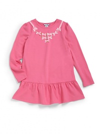 THE LOOKCrew necklinePull-over styleBow detailing along neckline Long, gathered tulip sleevesRuffled hemlineTHE MATERIAL95% cotton/5% spandexCARE & ORIGINMachine washImported THE LOOKCrew necklinePull-over styleBow detailing along neckline Long, gathered tulip sleevesRuffled hemlineTHE MATERIAL95% cotton/5% spandexCARE & ORIGINMachine washImported