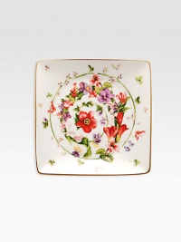Sophistication, elegance and lightness merge in a harmonious floral juxtaposition with alternating shades of delicate green.Porcelain with floral decalsSigned by Donatella Versace4.75 squareHand washing recommendedMade in Germany Sophistication, elegance and lightness merge in a harmonious floral juxtaposition with alternating shades of delicate green.Porcelain with floral decalsSigned by Donatella Versace4.75 squareHand washing recommendedMade in Germany
