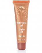 A skin illuminating gel for a radiant glow all year long. Glides on your face to enhance your tan and give golden and copper highlights to your skin. Thanks to its reflective pigments and the silicone contained in its formulation, it melts into the skin to make it more luminous and golden. Fresh and easy to apply, this extremely fine-textured, non-greasy gel blends with skin for a natural-looking, uniform complexion. Suitable for all skin types and skin shades. 1 oz. 