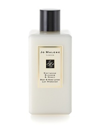 Immerse yourself this season in Nectarine Blossom & Honey, a delicious fruity fragrance that tells the story of an early morning visit to London's Covenant Garden Flower Market, a sweetly scented oasis in the heart of the city. The result is a youthful scent which wraps the notes of enticing fruits and delicate spring flowers in the warmth of acacia honey. Immerse yourself this season in Nectarine Blossom & Honey, a delicious fruity fragrance that tells the story of an early morning visit to London's Covenant Garden Flower Market, a sweetly scented oasis in the heart of the city. The result is a youthful scent which wraps the notes of enticing fruits and delicate spring flowers in the warmth of acacia honey.