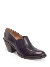 THE LOOKAlmond-shaped toeGeometric stitch detailsConcealed elastic goring on the sidesPadded insoleStacked heel, 3 (75mm)THE MATERIALLeather upperMan-made lining and soleORIGINImported THE LOOKAlmond-shaped toeGeometric stitch detailsConcealed elastic goring on the sidesPadded insoleStacked heel, 3 (75mm)THE MATERIALLeather upperMan-made lining and soleORIGINImported