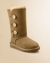 Twin-faced sheepskin will keep cute little feet naturally warm updated with a wooden button and loop closure for easy on and off.Twin-face sheepskin upper Logo button and loop closure Molded EVA sole Suede heel guards Woven label on heel Imported