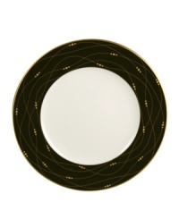 Dramatic details such as a woven gold trim and a contrasting border mark the Royal Doulton Precious Gold 9 accent plate. Bring a touch of kingly elegance to your table.