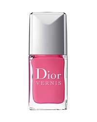 Never before has the color of Dior Vernis displayed such lacquered and vibrant shine! A cocktail of Shine and Sparkle Amplifying active ingredients directs pigments and pearly particles to enhance light reflection tenfold. Once again, the array of enchanting shades created by Tyen reflect the spirit of Dior fashion shows.Application is even easier with the brush. Dior Vernis also features a newchip-resistant formula that protects and embellishes the nails, day after day. Never before has the color of Dior Vernis displayed such lacquered and vibrant shine! A cocktail of Shine and Sparkle Amplifying active ingredients directs pigments and pearly particles to enhance light reflection tenfold. Once again, the array of enchanting shades created by Tyen reflect the spirit of Dior fashion shows.Application is even easier with the brush. Dior Vernis also features a newchip-resistant formula that protects and embellishes the nails, day after day.