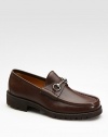 An elegant loafer designed in black calfskin leather with silver horsebit detail. Lug sole Made in Italy 