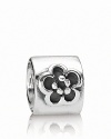 Add a fresh flower motif to your PANDORA collection with this essential sterling silver daisy charm.