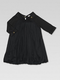 A beautifully pleated frock with three-quarter sleeves and interlocking G detail.Collar neckline with GG detailThree-quarter cuffed sleeves with buttonsBack keyhole buttonPleated bodice50% viscose/50% polyesterDry cleanMade in Italy A beautifully pleated frock with three-quarter sleeves and interlocking G detail.Collar neckline with GG detailThree-quarter cuffed sleeves with buttonsBack keyhole buttonPleated bodice50% viscose/50% polyesterDry cleanMade in Italy