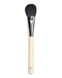Gently tapered for contour or all-over cheek shading. Made of luxuriously soft black squirrel hair. Gently tapered for contour or all-over cheek shading. Made of luxuriously soft black squirrel hair.