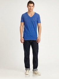 A classic pair of dark wash denim in a straight-leg style with traditional details.Five-pocket styleZip flyInseam, about 32CottonMachine washMade in USA A classic pair of dark wash denim in a straight-leg style with traditional details.Five-pocket styleZip flyInseam, about 32CottonMachine washMade in USA