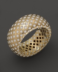 An intricate lattice design in 18K yellow gold is hand-detailed with enamel on Gucci's Diamantissima ring. An intricate lattice design in 18K yellow gold is hand-detailed with enamel on Gucci's Diamantissima ring.