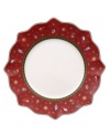 Play up the fun with the Toy's Delight dinner plates from Villeroy & Boch. Fine porcelain in a playfully ruffled shape is trimmed with intricate patterns, classic toys and festive decorations to create a magical holiday setting.