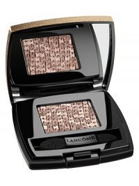 Discover the new Ombré Hypnose Mono limited edition adorned with golden glitters especially for this holiday collection. This luxurious jewel-like case encloses a treasure new formula. Woven like mesh fabric, this fine texture offers a very sparkling formula to create the most dynamic eye effects. Pure Golden pigments combined with this soft and bouncy formula offer an excellent pick up and pay off for a color that lasts for up to 16 hours. Discover the new Ombré Hypnose Mono limited edition adorned with golden glitters especially for this holiday collection. This luxurious jewel-like case encloses a treasure new formula. Woven like mesh fabric, this fine texture offers a very sparkling formula to create the most dynamic eye effects. Pure Golden pigments combined with this soft and bouncy formula offer an excellent pick up and pay off for a color that lasts for up to 16 hours.