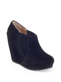 THE LOOKAlmond toeConcealed elastic goring on the sidesPadded insoleSelf-covered heel, 5 (125mm)Self-covered platform, 1 (25mm)Compares to a 4 heel (100mm)THE MATERIALSuede upperMan-made lining and soleORIGINImported THE LOOKAlmond toeConcealed elastic goring on the sidesPadded insoleSelf-covered heel, 5 (125mm)Self-covered platform, 1 (25mm)Compares to a 4 heel (100mm)THE MATERIALSuede upperMan-made lining and soleORIGINImported