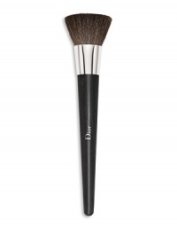This brush is perfect for applying powder foundations to create full-coverage results that look natural. Its dense, flat head lets you press pigments onto the skin and create a smooth surface for a perfectly even, ultra-luminous finish. Made in France. This brush is perfect for applying powder foundations to create full-coverage results that look natural. Its dense, flat head lets you press pigments onto the skin and create a smooth surface for a perfectly even, ultra-luminous finish. Made in France.