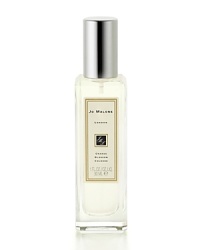 The scent of clementine leaves in the morning dew sparkles above a heart of orange blossom and water lily, transporting the wearer to a garden oasis. The scent of clementine leaves in the morning dew sparkles above a heart of orange blossom and water lily, transporting the wearer to a garden oasis.