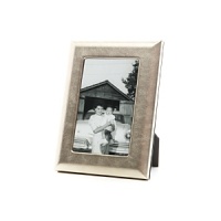 Supple fine Italian leather wraps this handcrafted frame in true luxury. A sturdy easel and easy access to photos makes it equal parts form and function. Supple fine Italian leather wraps this handcrafted frame in true luxury. A sturdy easel and easy access to photos makes it equal parts form and function.