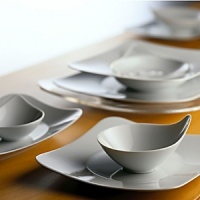 Free Spirit's combination of different shapes and materials revolutionizes the set table: Innovative interplay between porcelain and glass provides unlimited ideas for creative table settings. This versatile and fresh collection makes each dinner party with friends a unique experience Free Spirit's combination of different shapes and materials revolutionizes the set table: Innovative interplay between porcelain and glass provides unlimited ideas for creative table settings. This versatile and fresh collection makes each dinner party with friends a unique experience