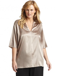THE LOOKSmooth satin finishPullover styleV-neckBust dartsThree-quarter length sleevesTHE FITAbout 28 from shoulder to hemTHE MATERIAL95% silk/5% elastaneCARE & ORIGINDry cleanMade in Italy THE LOOKSmooth satin finishPullover styleV-neckBust dartsThree-quarter length sleevesTHE FITAbout 28 from shoulder to hemTHE MATERIAL95% silk/5% elastaneCARE & ORIGINDry cleanMade in Italy