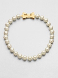 A classic styled piece in pearl-like beads with a sweet goldtone bow closure. Plastic beadsGoldtoneLength, about 18Tongue and box closureImported 