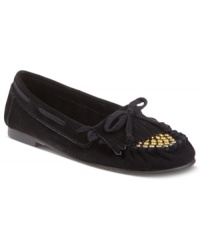 Slip into this easy style day after day. The vamp of Steve Madden's Tufff moc flats feature kiltie detailing that's spiced up with gorgeous metallic studs. Slip into this easy style day after day. The vamp of Steve Madden's Tufff moc flats feature kiltie detailing that's spiced up with gorgeous metallic studs.