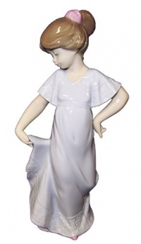 Nao by Lladro Collectible Porcelain Figurine: Special ColorSplash Edition: HOW PRETTY - 8 3/4 tall - beautiful girl... Nao by Lladro Collectible Porcelain Figurine: Special ColorSplash Edition: HOW PRETTY - 8 3/4 tall - beautiful girl...